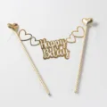 Gedetailleerde opname van gouden Happy Birthday taarttopper banner met harten - Hart Happy Birthday Vlag / Goud