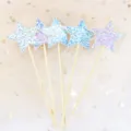 Primo piano dettagliato che mostra la trama glitterata olografica delle stelle blu. - Stella Olografica a Puntini / 5 Pezzi