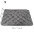 Détail du tapis thermique matelassé gris pour animaux avec dimensions taille S et coutures. - 40x50cm