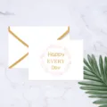Elegante Grußkarte mit Umschlag, goldene Folienprägung und Blumenkranz für Feste. - Jeden Tag Glücklich / Inklusive Umschlag