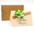 Elegante handgemaakte wenskaart met groene droogbloem en kraftpapier envelop set - Groene Anjer (s361)