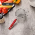 Küchensieb aus Edelstahl mit rotem Griff zum feinen Sieben von Mehl und Filtern - 11cm