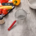 Feinmaschiges Edelstahlsieb mit rotem Griff, Größe 12,5, zum Filtern in der Küche - 12.5cm