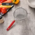 Feinmaschiges Edelstahlsieb mit Doppelohren und ergonomischem rotem Griffdesign - 14cm