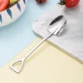 Kreativer Dessertlöffel in Schaufelform aus Edelstahl mit poliertem Silber-Spiegelfinish - Spitzschaufel / Naturfarben
