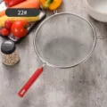 Premium-Edelstahlsieb mit feiner Masche und ergonomischem rotem Griff, Größe 22 Modell - 22cm
