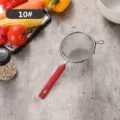Robuster Edelstahl-Feinmaschensieb mit ergonomischem rotem Griff, Größe 10# für die Küche. - 10cm