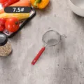 Edelstahl-Küchensieb mit rotem kurzem Griff und zwei Ohren, Größe 7,5# für die Küche - 7.5cm