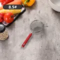 Feines Edelstahlsieb mit rotem Griff und zwei Haken für die Küche, Modellgröße 8,5# - 8.5cm