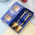 Set aus zwei goldfarbenen Edelstahllöffeln in Schaufelform in einer blauen Geschenkbox - Gold 2-Teiliges Set / 2er Set (Mit Geschenkbox) / Blaue Geschenkbox