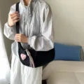 Minimalistische schwarze Nylon-Umhängetasche in Halbmondform mit Herzanhänger Damen - Mit Anhänger / Schwarz