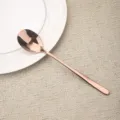 Langer löffel aus roségoldenem 304 edelstahl im koreanischen stil auf teller - 304 Klasse Löffel / Roségold