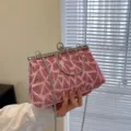 Sac de soirée élégant à paillettes roses avec motif géométrique et bandoulière chaîne - Rose