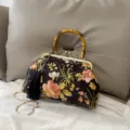 Sac à main vintage à fleurs avec poignée en bambou et pompon noir élégant - Noir