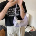 Modische lavendellila Hobo-Tasche aus Knautschleder mit schickem Perlen-Schleifen-Anhänger - Mit Anhänger / Lila