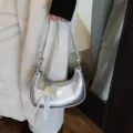 Schicke silberne Unterarmtasche aus Kunstleder für Damen mit Herz-Perlenanhänger - Mit Anhänger / Silber