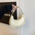 Premium hellgelbe Hobo-Handtasche aus zerknittertem Ölleder mit verstellbarem Riemen - Einzelne Tasche / Gelb