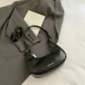 Schicke schwarze Unterarmtasche aus Ölwachsleder mit minimalistischem Hobo-Design - Einzelne Tasche / Schwarz