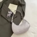 Lavendelfarbene Achseltasche aus Ölleder mit abnehmbarem und verstellbarem Riemen - Einzelne Tasche / Lila