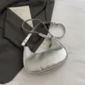 Modische halbmondförmige Achseltasche in Metallic-Silber mit Knitter-Ölhaut-Textur - Einzelne Tasche / Silber