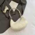Elegante cremefarbene hobo-tasche aus ölleder für damen mit verstellbarem schultergurt - Einzelne Tasche / Weiß