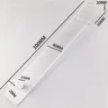 Primo piano di appendiabiti in plastica trasparente con indicazioni precise, robusto. - Trasparente