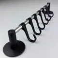 Detailansicht eines bohrfreien Handtuchhalters mit Haken und schwarzen Basen - Schwarz