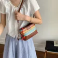 Gestreifte Regenbogen-Strohtasche zum Umhängen mit Lederboden und Erdbeer-Anhänger - Mehrfarbig Braun (Mit Anhänger)