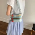 Stilvolle Stroh-Umhängetasche mit bunten Streifen und hellblauem Besatz am Modell - Mehrfarbig Blau (Mit Anhänger)