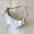 Elegante bolso de hombro plisado en forma de medialuna blanco y verde para el verano - Estilo Solo Bolso / Blanco