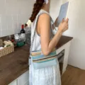 Hellblaue gewebte Umhängetasche mit Farbböcken und Kettenriemen für schicken Sommerstrand - Mehrfarbig Blau (Einzeltasche)