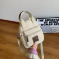 Kleine beige Umhängetasche aus Nylon für Handys mit verstellbarem Gurt und Reißverschluss - L / Gebrochenes Weiß
