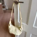 Elegante bolso de hombro hobo con forma de luna amarillo crema y detalle de nudo - Estilo Solo Bolso / Amarillo