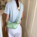 Elegante bolso de hombro plisado verde menta en forma de luna para el verano 2025. - Estilo Solo Bolso / Verde