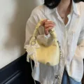 Sac à main plissé jaune moderne avec breloque nœud en perles et chaîne métal - Jaune Avec Pendentif