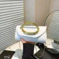 Elegante weiße Abendtasche mit goldenem Skulptur-Griff und einem Ketten-Schulterriemen - Weiß