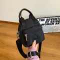 Modische kompakte schwarze Nylon-Umhängetasche mit verstellbarem Gurt und Tasche - S / Schwarz
