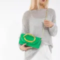 Elegante grüne Abendtasche aus Leder mit auffälligem goldenem Skulpturgriff und Kette - Grün