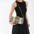 Abendclutch mit Schlangenmuster, einer eleganten Goldkette und großem Metallgriff - Schlangenmuster Khaki