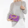 Elegante violette Abend-Clutch mit goldener Kette und einzigartigem Metallgriff. - Lila