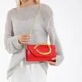 Elegante rote Abendtasche mit auffälligem goldenem Metallgriff und Kettenriemen - Rot