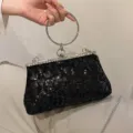 Pochette de soirée élégante à paillettes noires, poignée anneau strass et chaîne argent. - Noir
