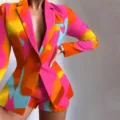 Détail de la veste blazer et du short imprimé abstrait coloré, style chic élégant - Jaune
