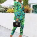 Vue detaillee de l'ensemble costume pantalon elegant pour femme avec blazer et pantalon imprime. - S / Haut et Bas / Vert