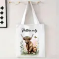 Vista detallada de una ilustración de vaca Highland impresa en una bolsa de lona blanca. - Vaca Con Decoración de Hojas Y Mariposas (jiayingstd159) / 34x39cm