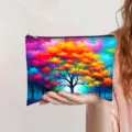 Detailaufnahme einer Polyester-Kosmetiktasche mit buntem Baumprint, von Model gehalten - Bunter Baum Stil (jiayingpbb0834)