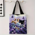 Vista detallada del lindo estampado de gatos y flores púrpuras en el bolso de lona. - Gatos en Lavanda Púrpura (jiayingstd360) / 34*39cm