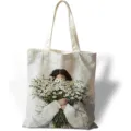 Dettaglio ravvicinato della stampa vintage pittura a olio ragazza su borsa tote in tela - Ragazza che Tiene Fiori Bianchi (jiayingstd309) / 34x39
