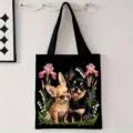 Vista detallada del bolso de lona negra con estampado de perro Chihuahua y flores - Chihuahua con Flores (jiayingstd361) / 34*39cm