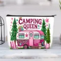 Detalle de neceser de lona con estampado de caravana rosa 'Camping Queen' - Tema De Camping Queen